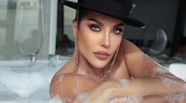 Yarı çıplak paylaşımlarına devam eden Deniz Akkaya, bu kez de yastık pozuyla olay oldu