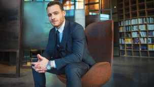 Kerem Bürsin, 56 kez "Falan filan" deyince sosyal medyanın diline düştü