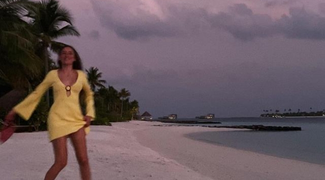 Maldivlerde tatil yapan Serenay Sarıkaya, sahil kenarındaki pozlarıyla nispet yaptı