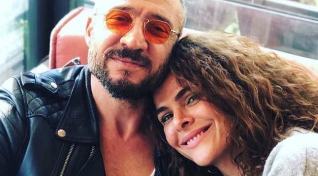 Gamze Topuz ve Tümer Metinden ilginç aşk pozu! Birbirinin ayaklarını sevdiler