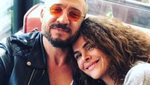 Gamze Topuz ve Tümer Metinden ilginç aşk pozu! Birbirinin ayaklarını sevdiler