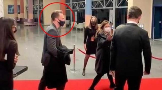 Kerem Bürsin, Bay Jnin olay yaratan sözlerinin ardından ödül törenini terk etti