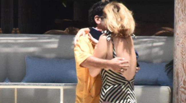 Aşka gelen Ceyda Düvenci, plajda eşi Bülent Şakrakı öpücüklere boğdu