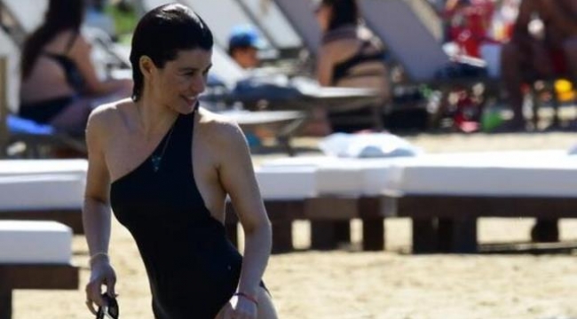 Beren Saatin giydiği siyah mayonun satışları patladı