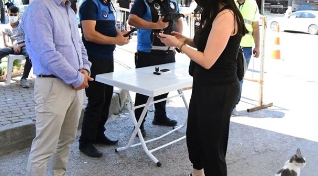 Engelli ve yaşlıların pazar torbalarını belediye taşıyor