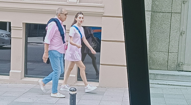 70'LİK İŞLETMECİ EROL KAYNAR TORUNU YAŞINDAKİ SEVGİLİSİ İLE GÖRÜNTÜLENDİ. 